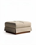 Pouf en tissu beige avec socle en bois dimensions 80 x 80 x 40cm